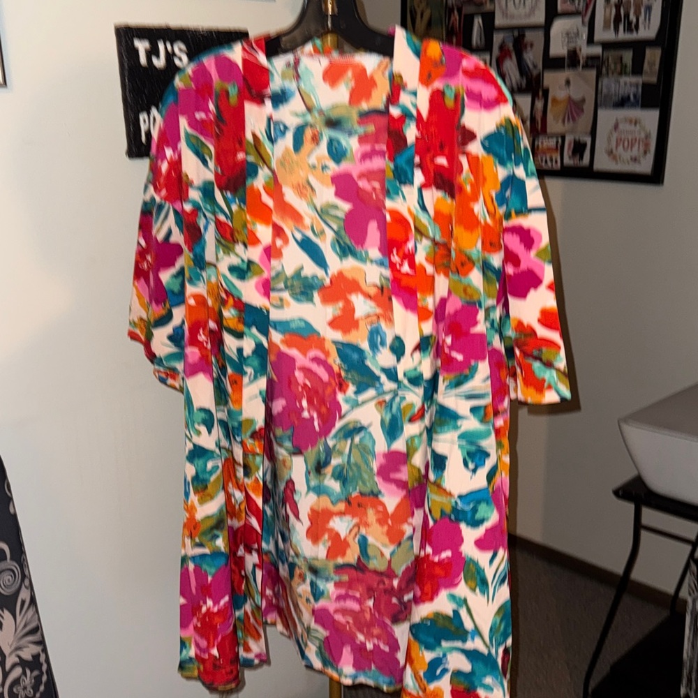 2 Piece Vibrant Floral Kimono/ Shorts - Picture 3 of 6